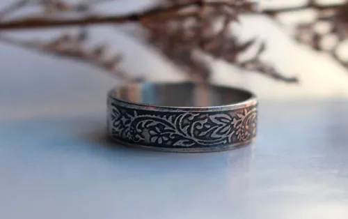 Rosa eglantina, anillo romántico de flores y hojas en plata