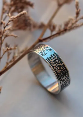 Rosa eglantina, anillo romántico de flores y hojas en plata
