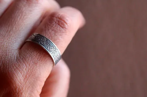 Rosa eglantina, anillo romántico de flores y hojas en plata
