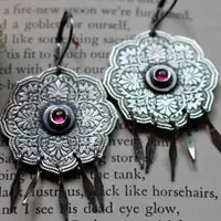 Rosa, aretes hojas barrocas en plata y zircón
