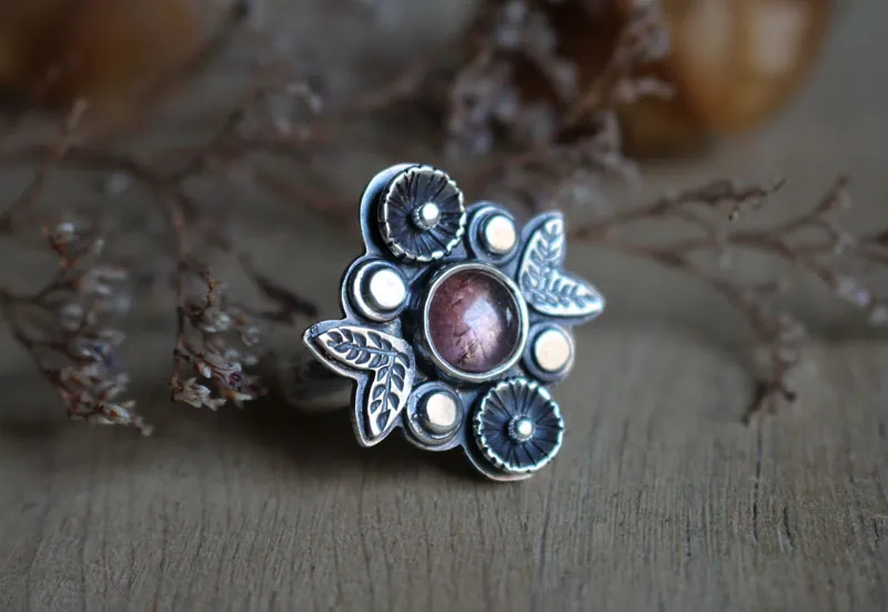 Rosa té, anillo flor en plata y turmalina rosa
