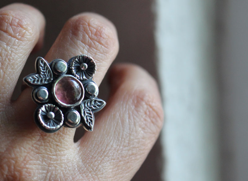 Rosa té, anillo flor en plata y turmalina rosa