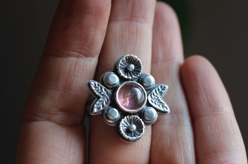 Rosa té, anillo flor en plata y turmalina rosa