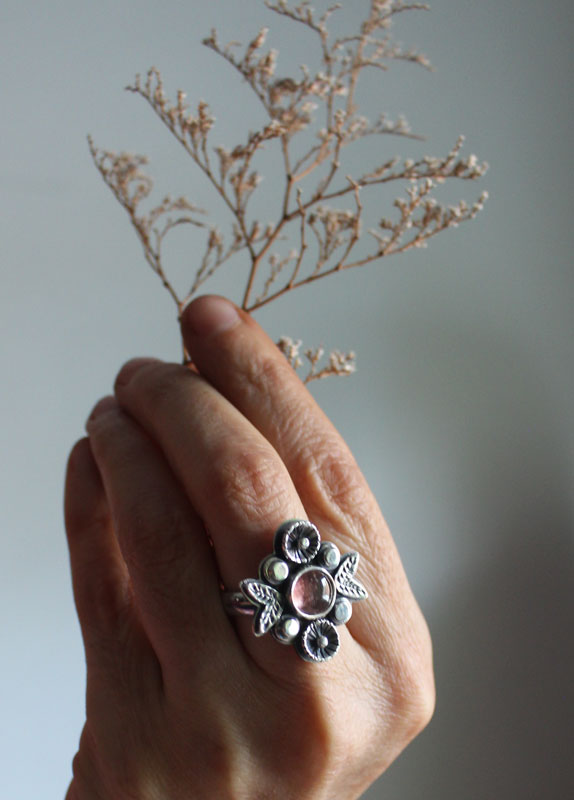 Rosa té, anillo flor en plata y turmalina rosa