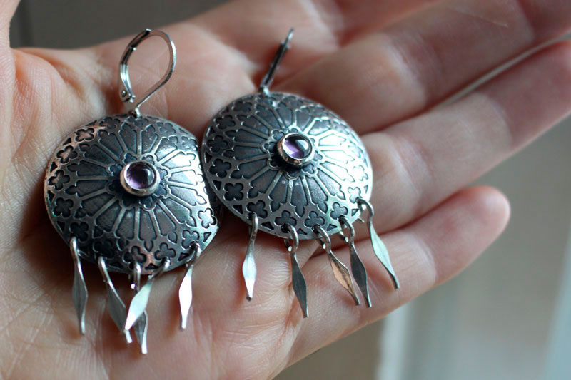 Roseta, aretes vitral medieval en plata y zircón