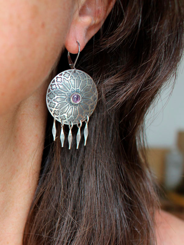 Roseta, aretes vitral medieval en plata y zircón