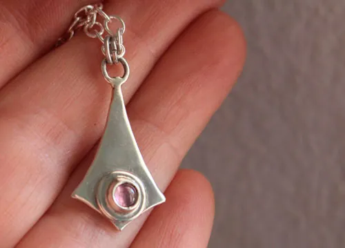 Roz, collar cometa en plata y zircón rosa
