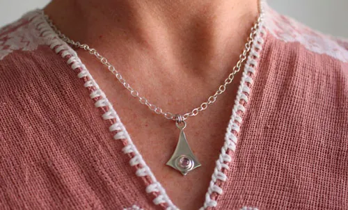 Roz, collar cometa en plata y zircón rosa