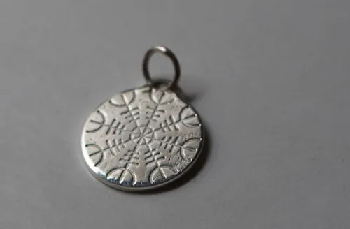 Runa de Islandia, dije talismán céltico Galdrastafir en plata