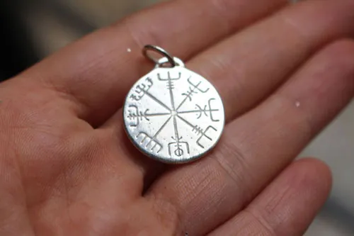 Runa de Islandia, dije talismán céltico Galdrastafir en plata