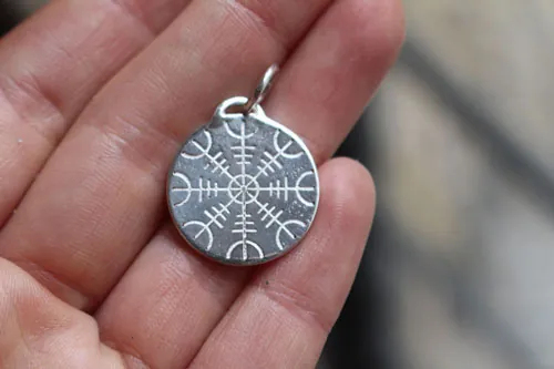 Runa de Islandia, dije talismán céltico Galdrastafir en plata