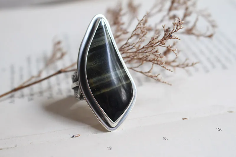 Runas de vida, anillo nórdico en plata y ojo de tigre