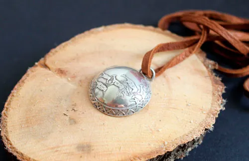 Rupestre, collar escena de caza prehistórica en plata