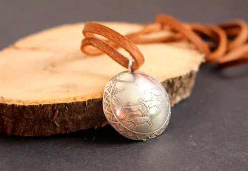 Rupestre, collar escena de caza prehistórica en plata