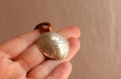 Rupestre, collar escena de caza prehistórica en plata