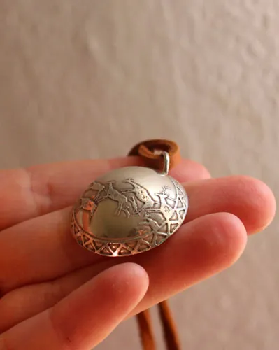 Rupestre, collar escena de caza prehistórica en plata