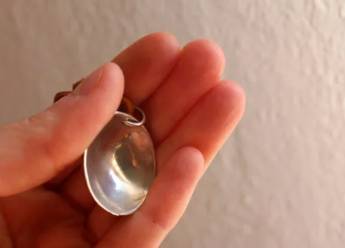 Rupestre, collar escena de caza prehistórica en plata