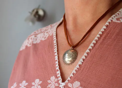 Rupestre, collar escena de caza prehistórica en plata