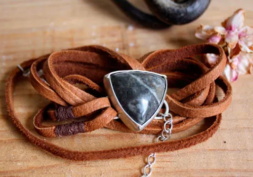 Sagar, pulsera fuerza del mar en plata, cuero y ágata fósil