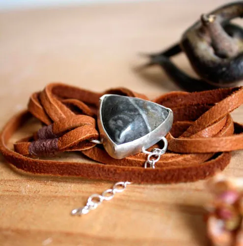 Sagar, pulsera fuerza del mar en plata, cuero y ágata fósil
