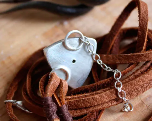 Sagar, pulsera fuerza del mar en plata, cuero y ágata fósil