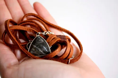Sagar, pulsera fuerza del mar en plata, cuero y ágata fósil