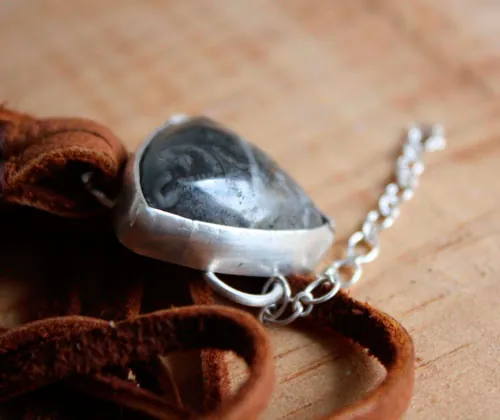 Sagar, pulsera fuerza del mar en plata, cuero y ágata fósil