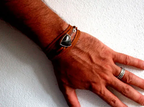 Sagar, pulsera fuerza del mar en plata, cuero y ágata fósil