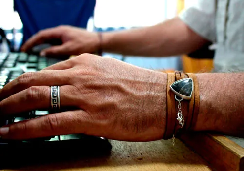Sagar, pulsera fuerza del mar en plata, cuero y ágata fósil