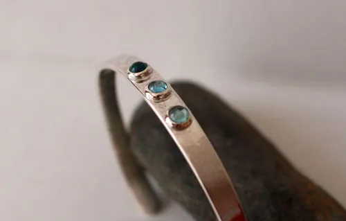 Sarah, pulsera libertad y espiritualidad en plata y zircón azul