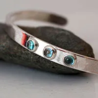 Sarah, pulsera libertad y espiritualidad en plata y zircón azul