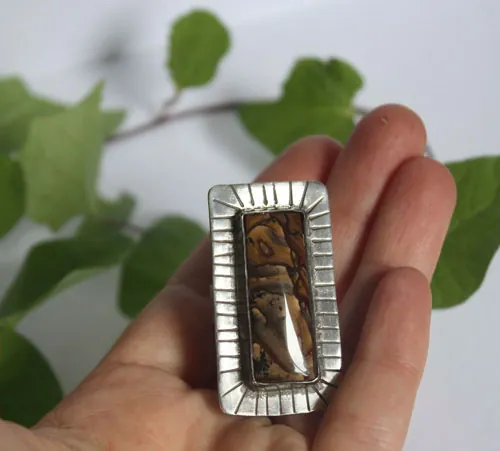 Sé valiente, anillo de aliento en plata y jaspe Deschutes