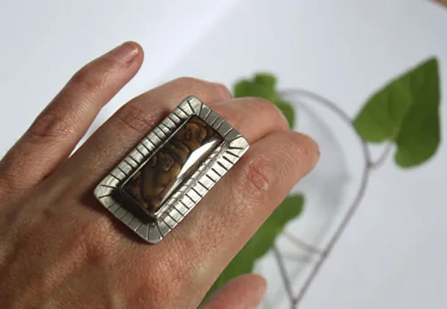 Sé valiente, anillo de aliento en plata y jaspe Deschutes