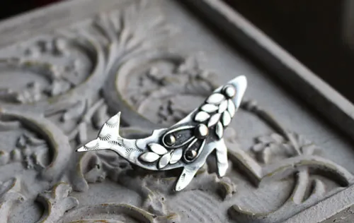 Sedna, broche ballena fantástica en plata