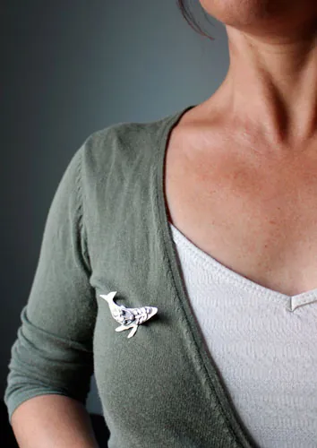 Sedna, broche ballena fantástica en plata