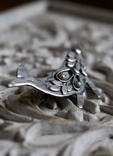 Sedna, broche ballena fantástica en plata