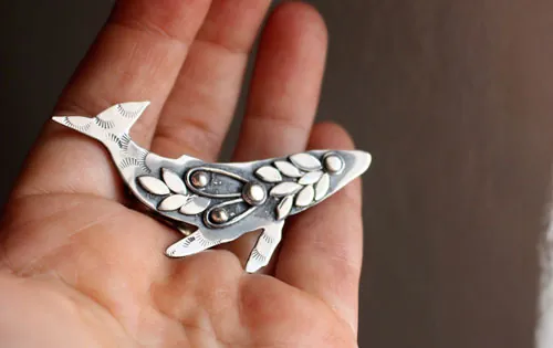 Sedna, broche ballena fantástica en plata