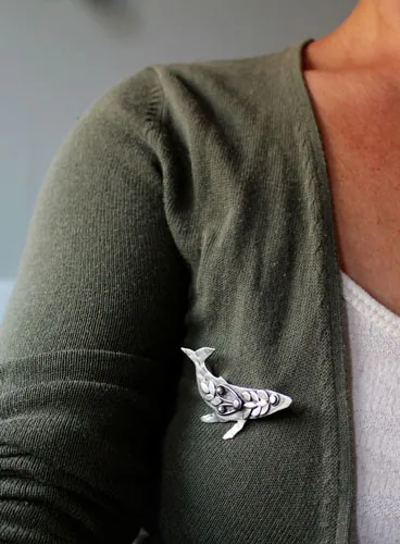 Sedna, broche ballena fantástica en plata
