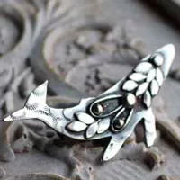 Sedna, broche ballena fantástica en plata
