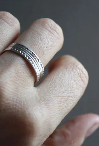 Serenidad, anillo montañas y río en plata