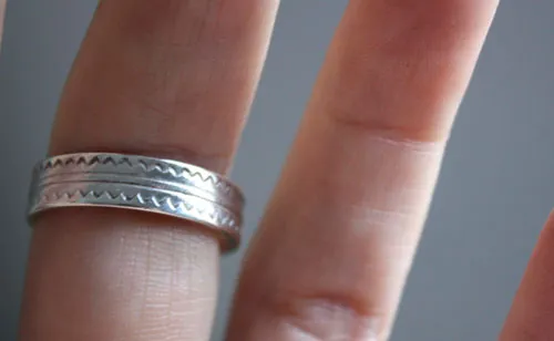 Serenidad, anillo montañas y río en plata