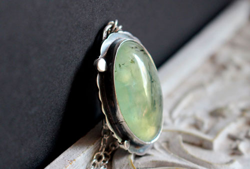 Serephina, Baroque long necklace in sterling silver and prehnite