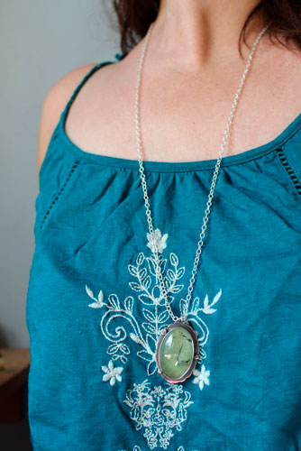 Serephina, Baroque long necklace in sterling silver and prehnite