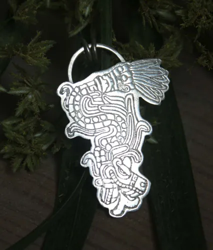 Serpiente emplumada, dije Quetzalcóatl dios azteca en plata