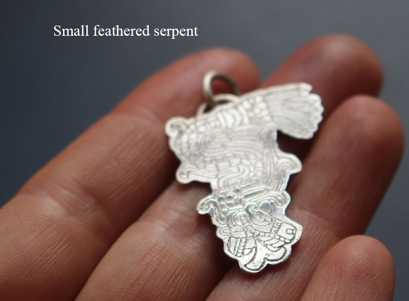 Serpiente emplumada, dije Quetzalcóatl dios azteca en plata