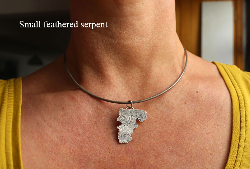 Serpiente emplumada, dije Quetzalcóatl dios azteca en plata