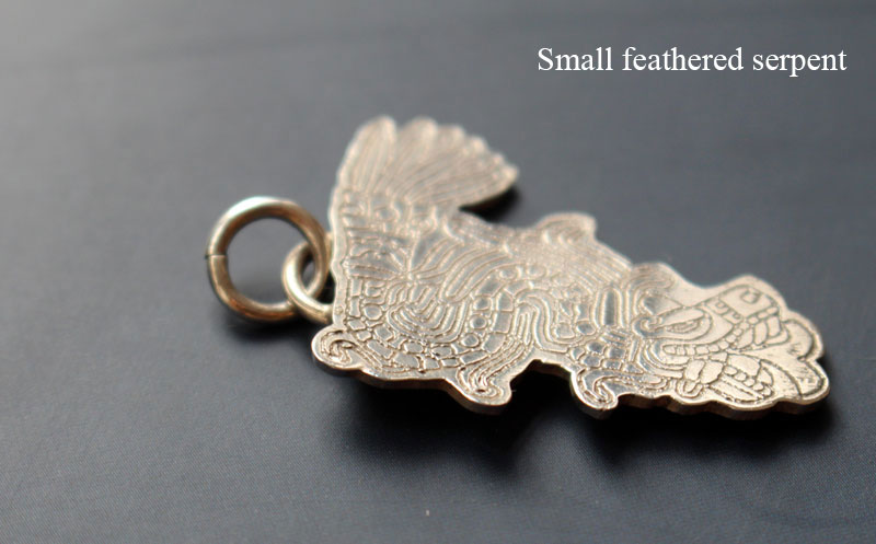 Serpiente emplumada, dije Quetzalcóatl dios azteca en plata