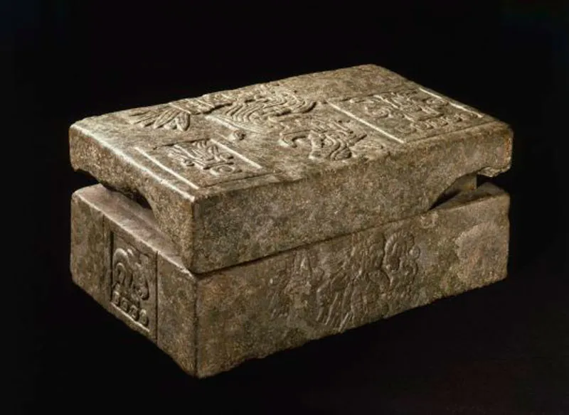 Serpiente emplumada, dije Quetzalcóatl dios azteca en plata