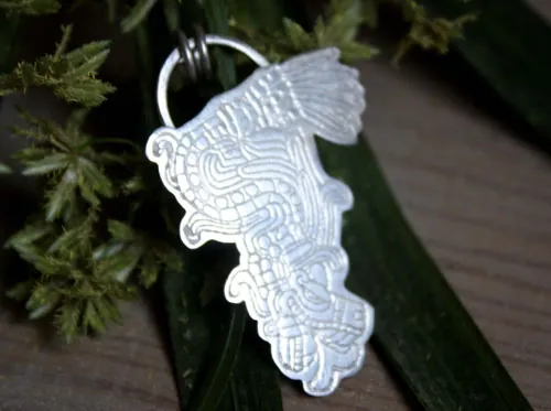 Serpiente emplumada, dije Quetzalcóatl dios azteca en plata