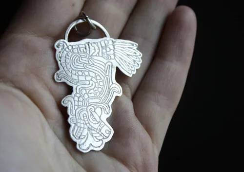 Serpiente emplumada, dije Quetzalcóatl dios azteca en plata